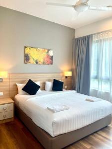 Sunway Onsen Signature Themepark Suites with Hotspring by IWH Suites客房内的一张或多张床位