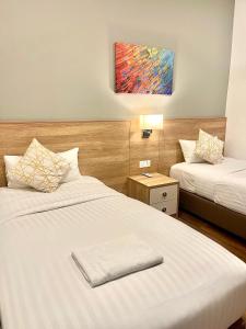 Sunway Onsen Signature Themepark Suites with Hotspring by IWH Suites客房内的一张或多张床位