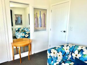 ein Wohnzimmer mit Sofa und Tisch in der Unterkunft Kererū Garden Apartment in Dunedin