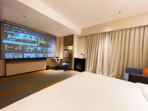 Televiisor ja/või meelelahutuskeskus majutusasutuses Hampton by Hilton Foshan Dali