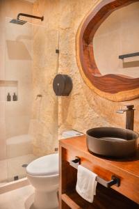 ein Badezimmer mit Waschbecken und Toilette in der Unterkunft Bonito Departamento en Tulum in Tulum + 6 Fotos