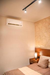 ein Schlafzimmer mit Bett und Klimaanlage in der Unterkunft Bonito Departamento en Tulum in Tulum