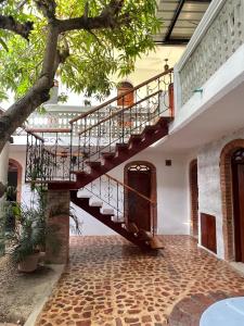 Ciénaga de OroにあるHotel Boutique Casa Marcoのレンガ造りの家の階段 +5枚の写真