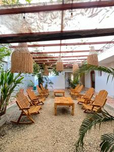 Ciénaga de OroにあるHotel Boutique Casa Marcoのパティオ(椅子、テーブル、シャンデリア付)