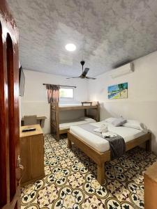 Ciénaga de OroにあるHotel Boutique Casa Marcoのベッド2台と天井のある寝室
