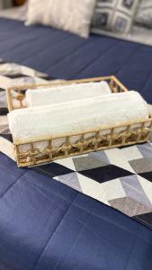 a tray with two towels on top of a bed at Flat Premium a 500m do aeroporto Santos Dumont & Consulados in Rio de Janeiro +13 photos