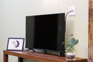 TV a/nebo společenská místnost v ubytování 鶴橋古民家 縁家