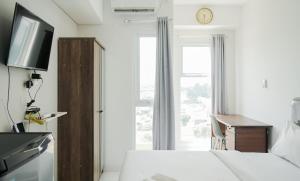 Μια τηλεόραση ή/και κέντρο ψυχαγωγίας στο Cozy Studio at Amazana Serpong Apartment By Travelio