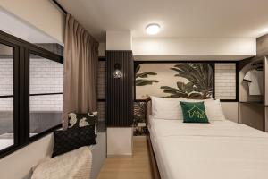 Un dormitorio con una cama y una ventana grande. en Sunway Grid 6pax Modern Nanyang Loft Medini Legoland by Our Stay, en Iskandar Puteri 55 fotos más