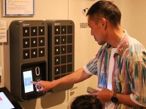 a man pointing at a cell phone in a cash register at ＳＡＫＡＴＡＮＴＯ Ｃｏｎｔａｉｎｅｒ Ｈｏｔｅｌ ＣＡＭＰＳ - Vacation STAY 31777v in Sakata
