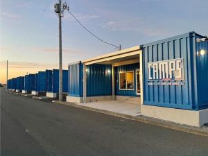 a blue building on the side of a street at ＳＡＫＡＴＡＮＴＯ Ｃｏｎｔａｉｎｅｒ Ｈｏｔｅｌ ＣＡＭＰＳ - Vacation STAY 31777v in Sakata