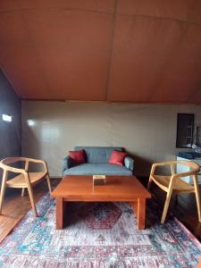Posezení v ubytování Seroja Hills Glamping Wonosobo