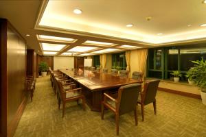 A restaurant or other place to eat at SSAW Boutique Hotel Hangzhou Wildwind