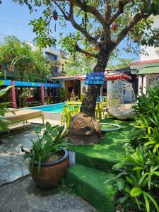 Bazén v ubytování Serendipity Experience Hoi An Hostel nebo v jeho okolí