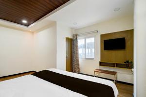 Postel nebo postele na pokoji v ubytování Hotel O Krishna Hotel