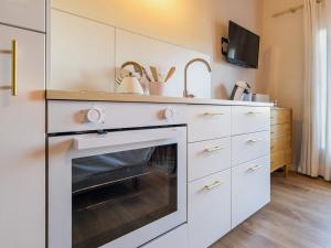 ポール・サン・ペールにあるStudio Bohême avec terrasse et parking, à proximité de Planète Sauvage - FR-1-306-1305の白いキャビネットとオーブン付きのキッチン