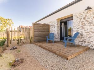 ポール・サン・ペールにあるStudio Jungle avec terrasse et piscine chauffée près de Nantes - FR-1-306-1304の家の隣のデッキに座る椅子2脚