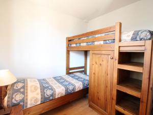 a bedroom with two bunk beds and a lamp at Appartement spacieux 6 pers avec balcon, internet à Aussois - FR-1-508B-14 in Aussois