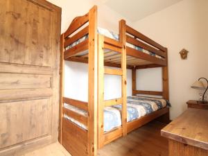 a bedroom with two bunk beds and a desk at Duplex 3 chambres pour 8 pers avec jolie vue village à Aussois - FR-1-508B-16 in Aussois