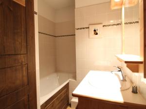 a bathroom with a sink and a bath tub at Duplex 3 chambres pour 8 pers avec jolie vue village à Aussois - FR-1-508B-16 in Aussois +10 photos
