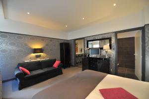 a bedroom with a bed and a couch at B&B The Posthoorn Amsterdam in Amsterdam