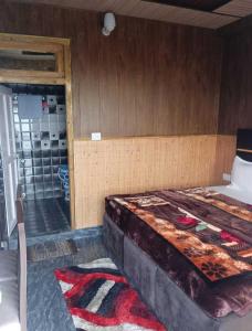 1 dormitorio con 1 cama y puerta a una ducha en Green Valley Homesaty, en Kulag
