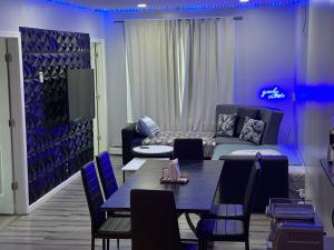 Posezení v ubytování Elegant 3 Bedroom Condo near EWR, NJ Transit & NYC - Unit 4