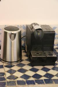 une cafetière assise à côté d'un grille-pain sur un comptoir dans l'établissement Riad zineb, à Fès