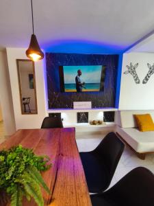 a living room with a wooden table and a tv at Apartamento Vista azul RODADERO edificio mara 502 in Gaira