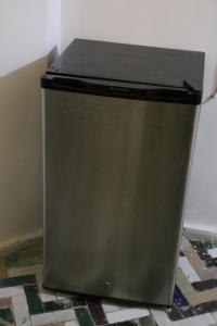 - un petit réfrigérateur installé à l'étage dans l'établissement Riad zineb, à Fès 55 autres photos