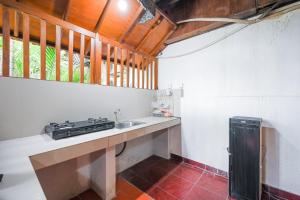 Kuchyň nebo kuchyňský kout v ubytování Sans Vibes Puri Mango Hotel Sanur