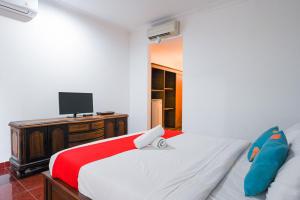 TV a/nebo společenská místnost v ubytování Sans Vibes Puri Mango Hotel Sanur