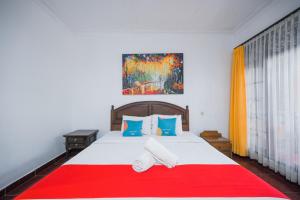 Postel nebo postele na pokoji v ubytování Sans Vibes Puri Mango Hotel Sanur