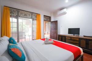 Postel nebo postele na pokoji v ubytování Sans Vibes Puri Mango Hotel Sanur