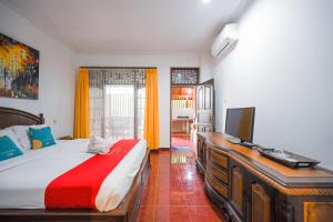 Postel nebo postele na pokoji v ubytování Sans Vibes Puri Mango Hotel Sanur