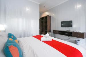 Postel nebo postele na pokoji v ubytování Sans Vibes Puri Mango Hotel Sanur