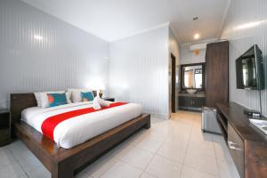Postel nebo postele na pokoji v ubytování Sans Vibes Puri Mango Hotel Sanur