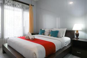 Postel nebo postele na pokoji v ubytování Sans Vibes Puri Mango Hotel Sanur