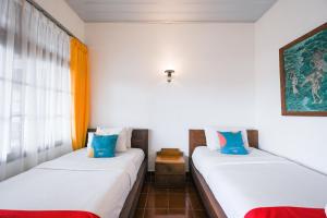 Postel nebo postele na pokoji v ubytování Sans Vibes Puri Mango Hotel Sanur