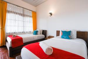 Postel nebo postele na pokoji v ubytování Sans Vibes Puri Mango Hotel Sanur