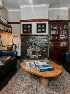 sala de estar con chimenea y mesa de centro en Cathedral View - Serene Inner City Retreat, en Hobart