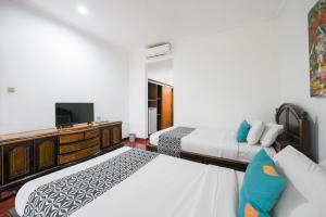 Postel nebo postele na pokoji v ubytování Sans Vibes Puri Mango Hotel Sanur