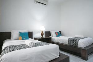 Postel nebo postele na pokoji v ubytování Sans Vibes Puri Mango Hotel Sanur