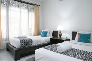 Postel nebo postele na pokoji v ubytování Sans Vibes Puri Mango Hotel Sanur