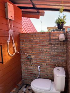 baño con aseo y pared de ladrillo en Thanya local campsite Thailand, en Ban Thai Thai 35 fotos más