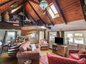 TV a/nebo společenská místnost v ubytování Ty-Newydd Cottage