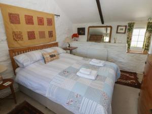 Postel nebo postele na pokoji v ubytování Ty-Newydd Cottage