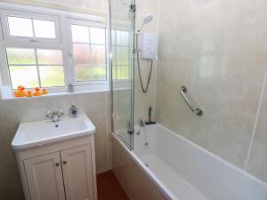 Koupelna v ubytování Ty-Newydd Cottage + 34 fotografií