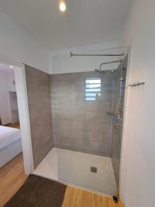 Bilik mandi di Coast Retreat 2 in Bain Boeuf