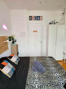 a bedroom with a bed with two pillows on it at Le 2005 Double BALNEO, Lit QUEEN SIZE, soirée romantique in Grenoble